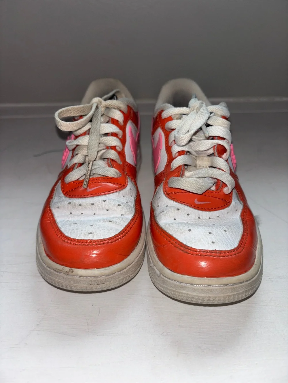 Nike Kids Low-Top Sneakers in Coral Red and Pink